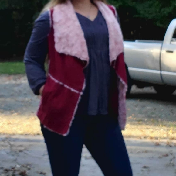 Crimson suede vest with faux fur lining - Picture 5 of 7